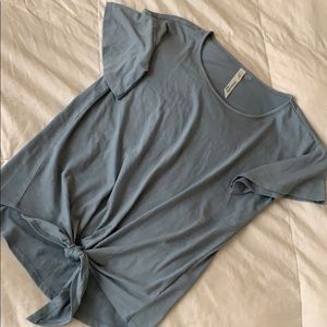 Short sleeve knotted tee